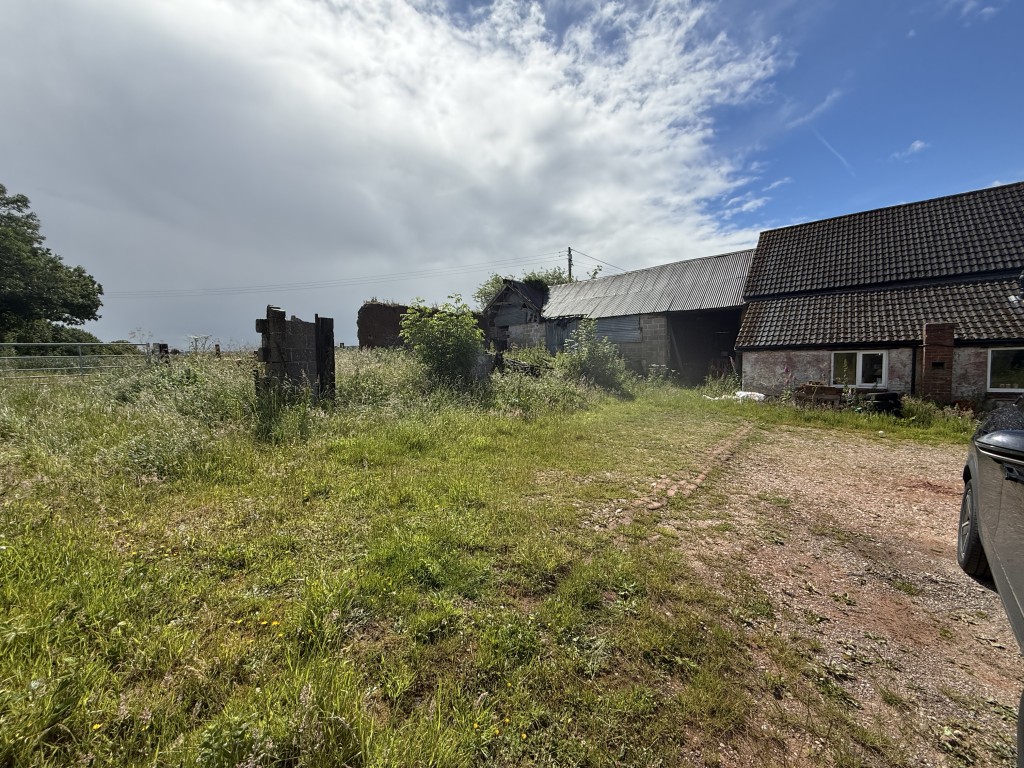 Lot: 67 - BARN WITH PLANNING PERMISSION FOR CONVERSION AND EXTENSION INTO SINGLE DWELLING - View towards front of barn